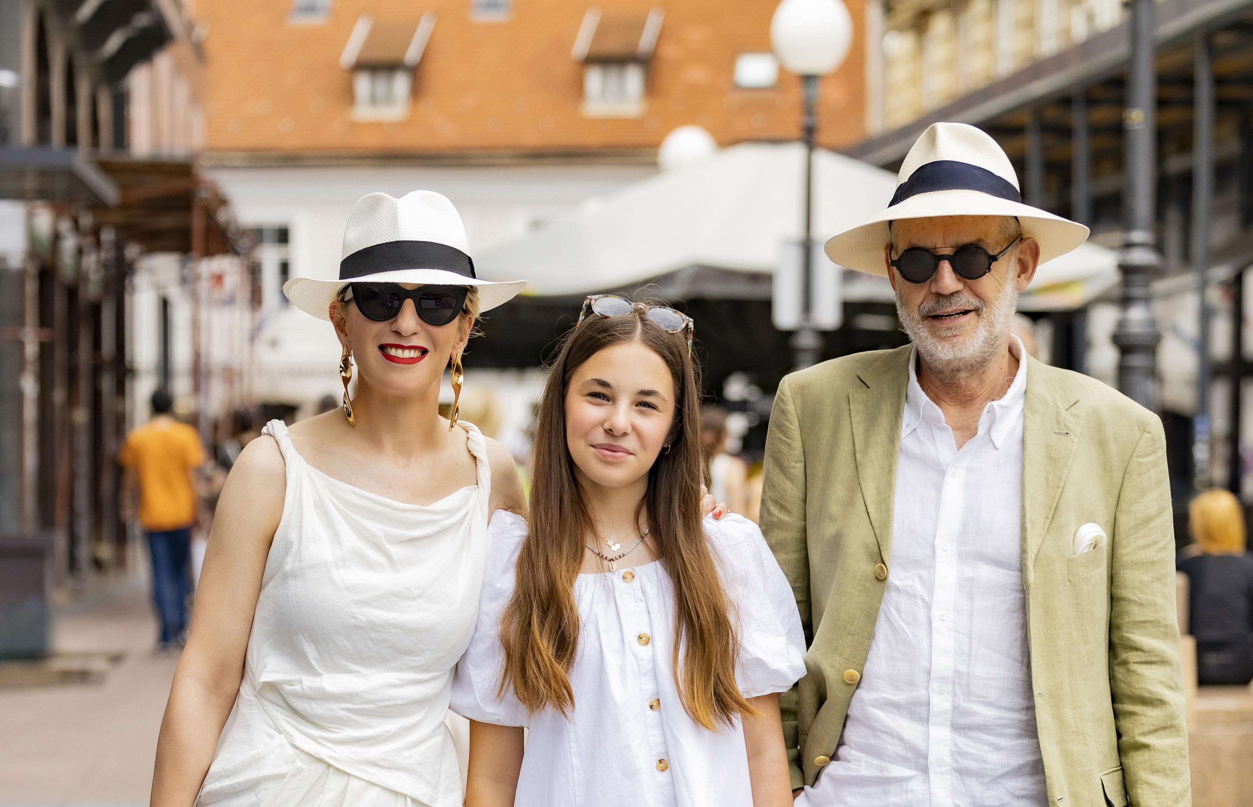 Odličan modni trio: Irena Šekez Sestrić, kćer Iskra i simpatičan Goran oduševili u sjajnim ljetnim kombinacijama