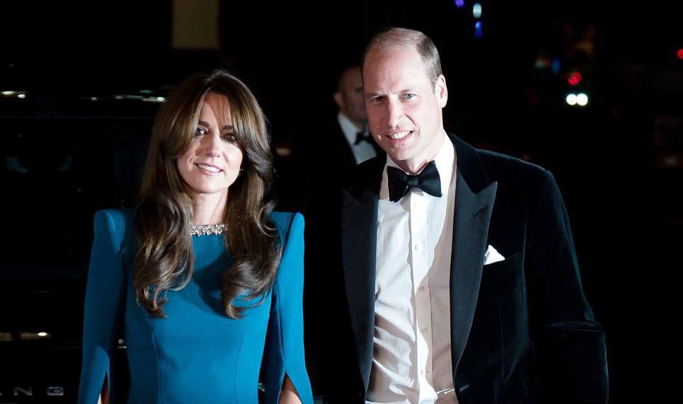 Kakva elegancija! Kate Middleton zasjala je u predivnoj plavoj haljini koju je ukrasila srebrnim detaljima