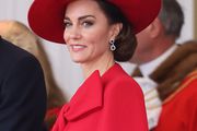 Kate Middleton zablistala je u glamuroznoj crvenoj haljini, elegantnom plaštu i klasičnim salonkama