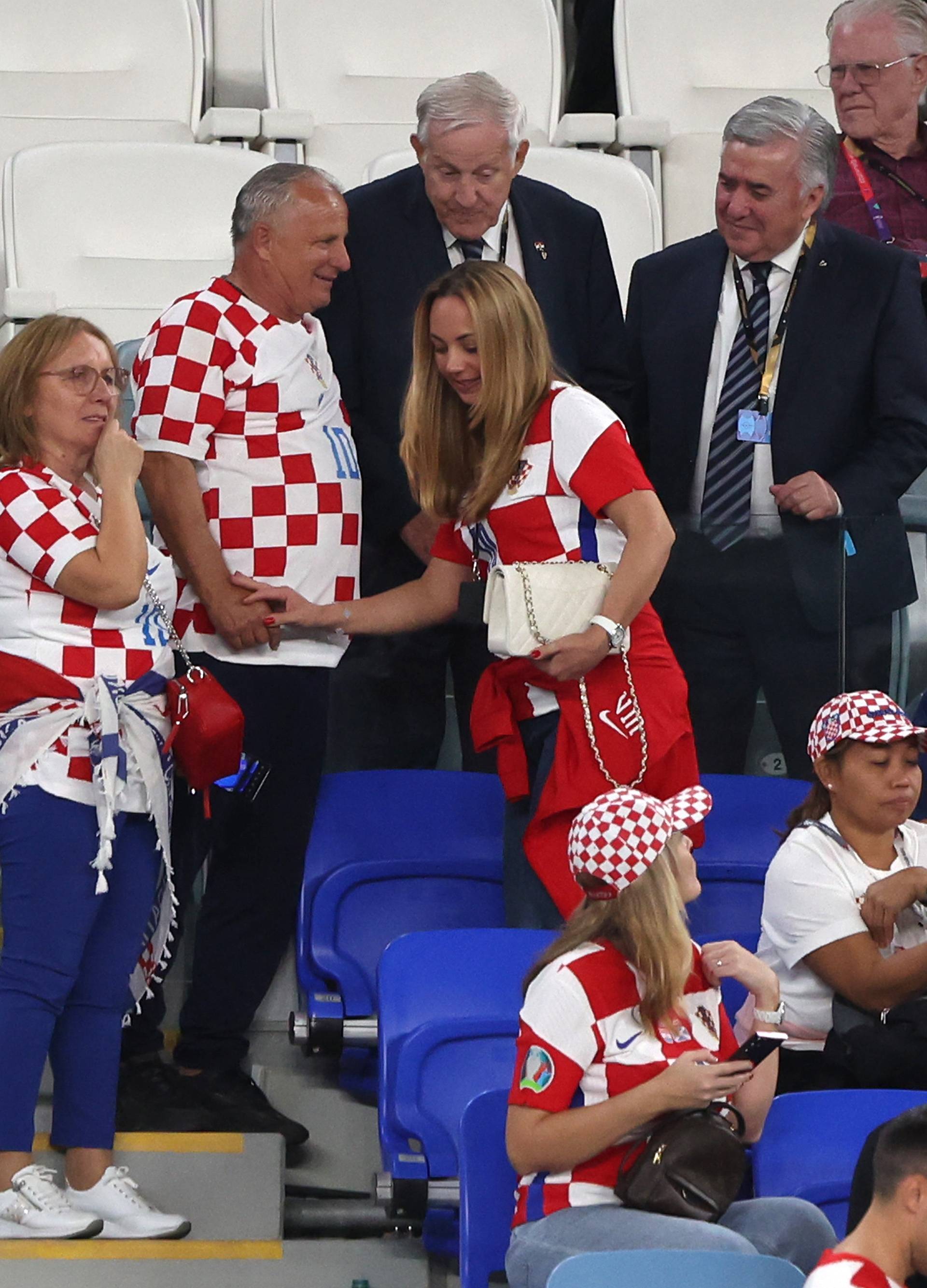 Vanja Modrić navijački je stajling zaokružila skupocjenom Chanelovom torbom koja se smatra modnim ulaganjem