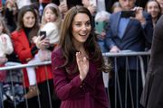 Jednostavnost joj fantastično stoji: Kate Middleton oduševila chic satenskom haljinom