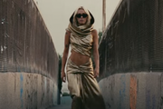 U viralnom spotu Miley Cyrus nosi vintage Yves Saint Laurent haljinu s početka devedesetih