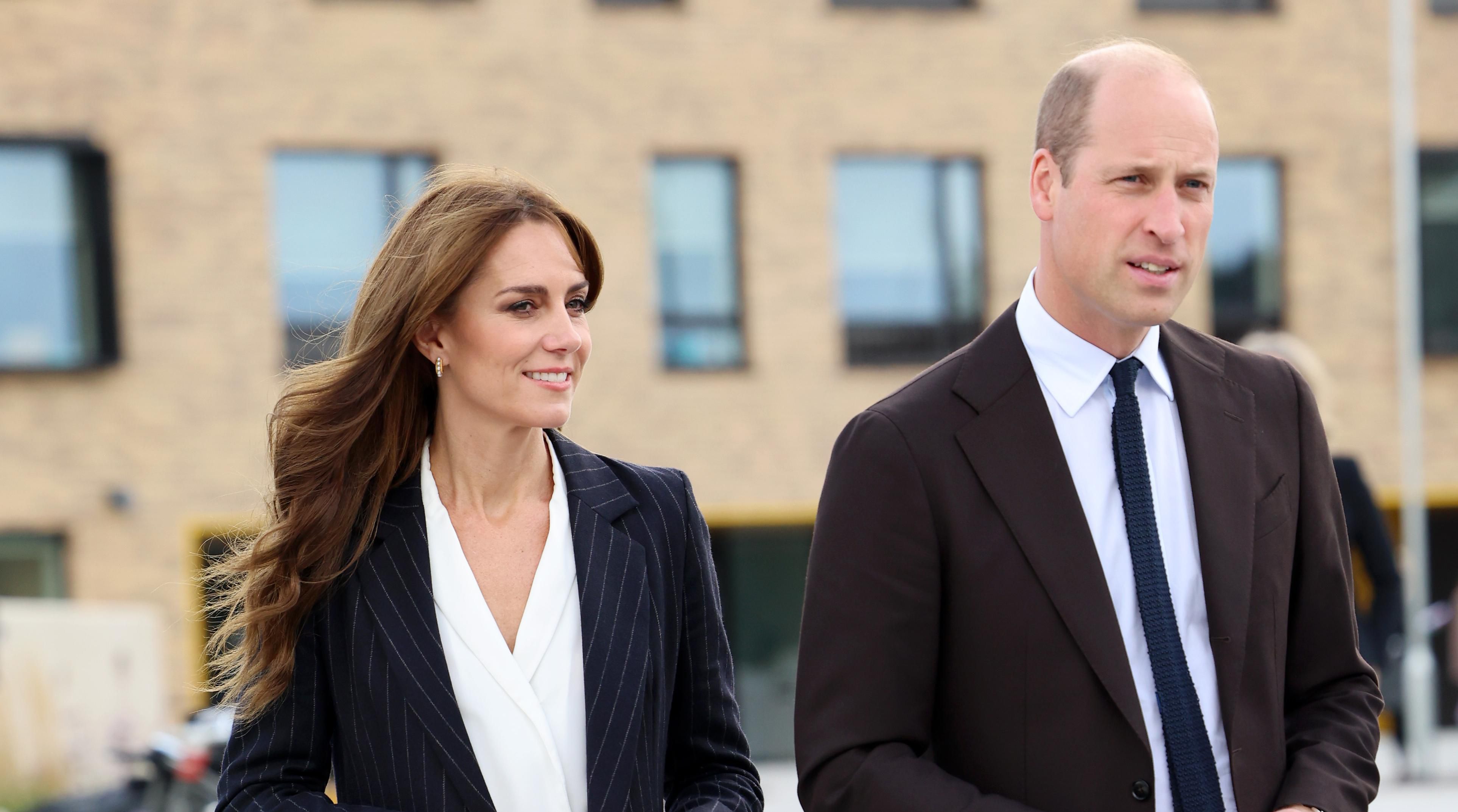 U prugastom odijelu Kate se uskladila uz Williama, a bira komad koji se ne viđa često kod kraljevskih obitelji