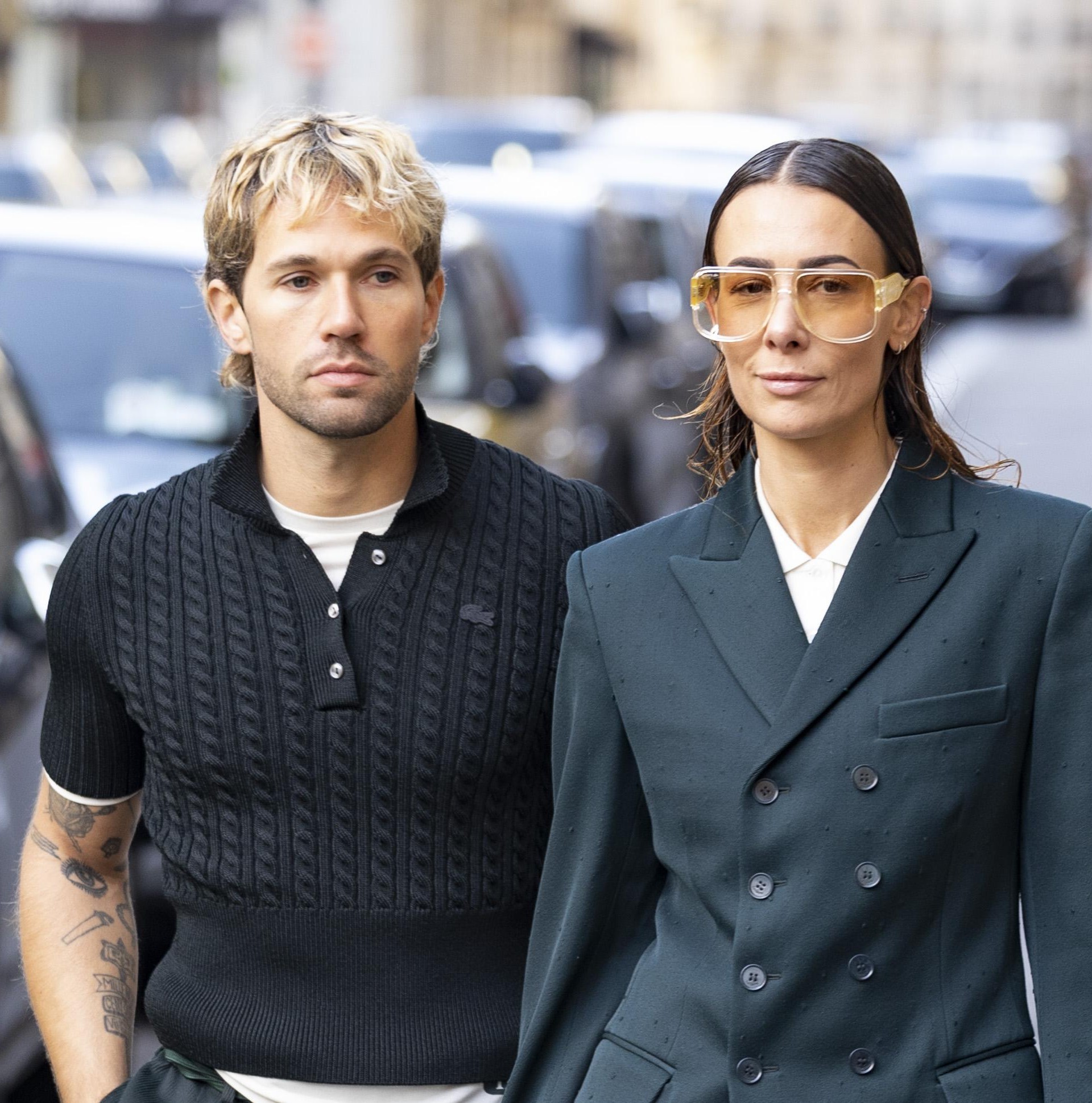 Kakav modno osviješteni par! U usklađenim kombinacijama 'pomeli su' pariške ulice