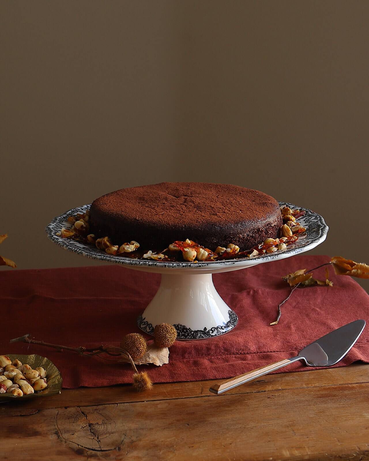 Uživajte u ukusnom receptu za tortu od čokolade bez brašna s krokantima od lješnjaka