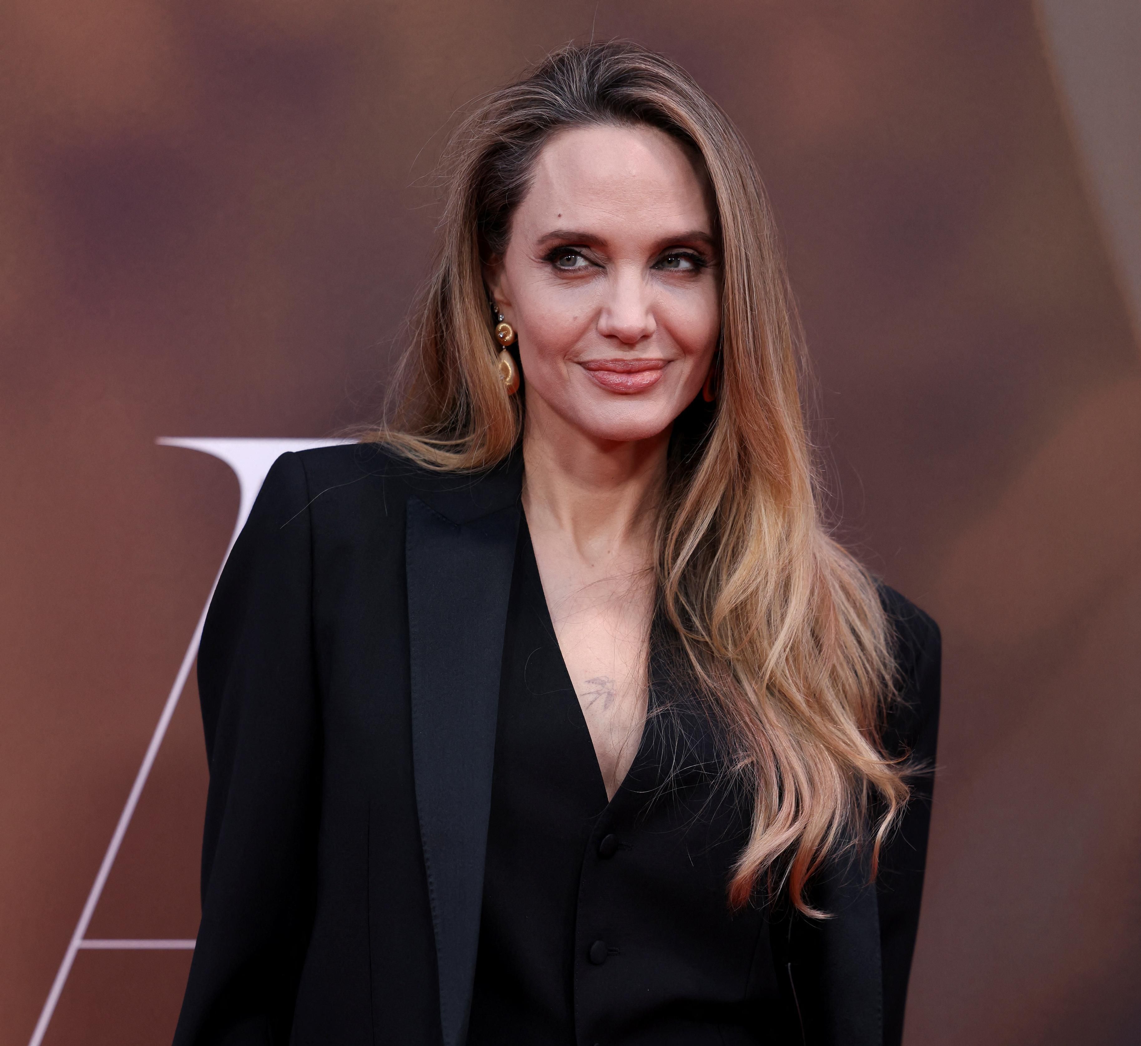 Angelina Jolie redefinira eleganciju na crvenom tepihu: Zanimljiva stilska igra u odijelu Dolce & Gabbane