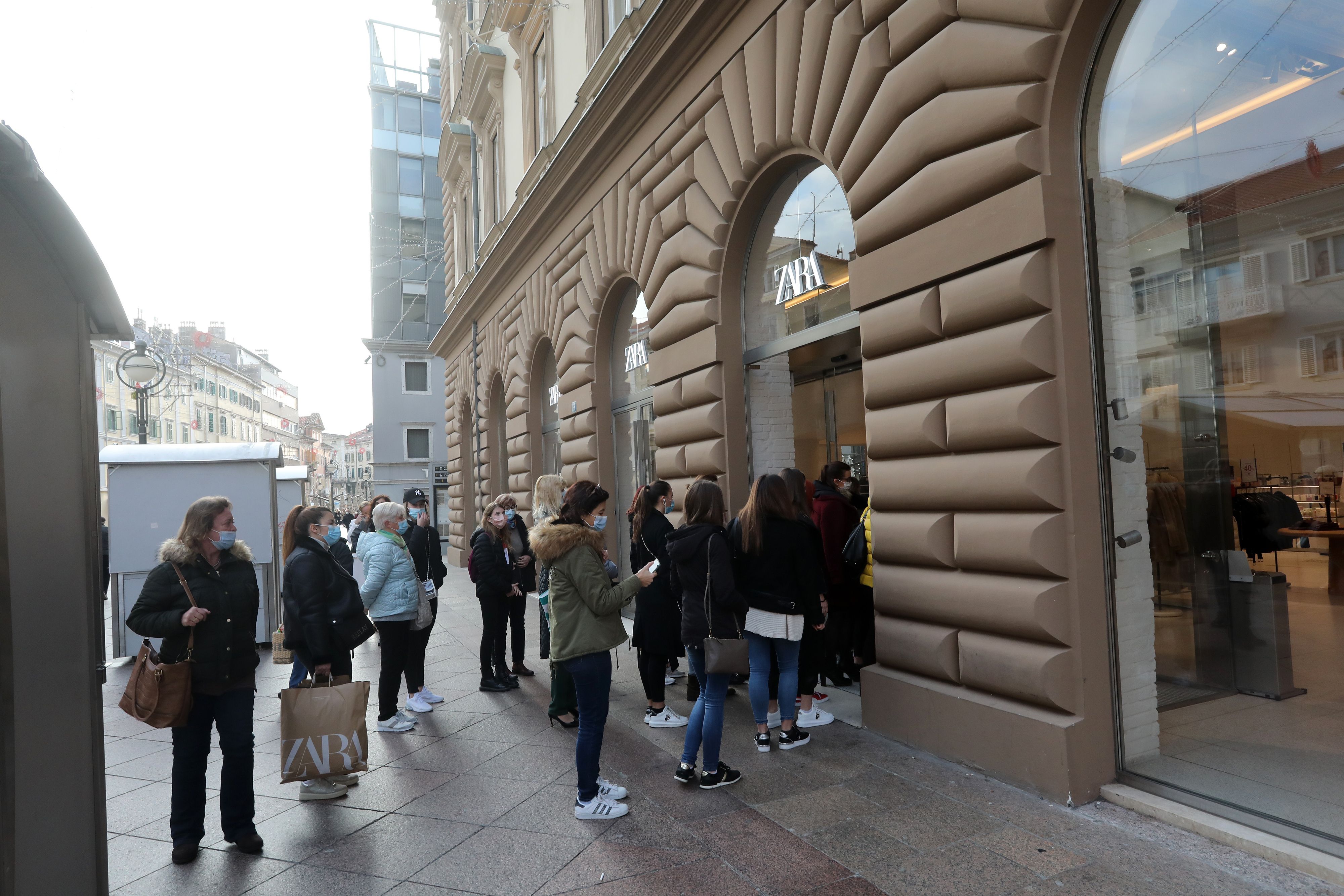 Gužva ispred riječke Zare: Mnogobrojni kupci čekali otvorenje trgovine i popuste za Crni petak