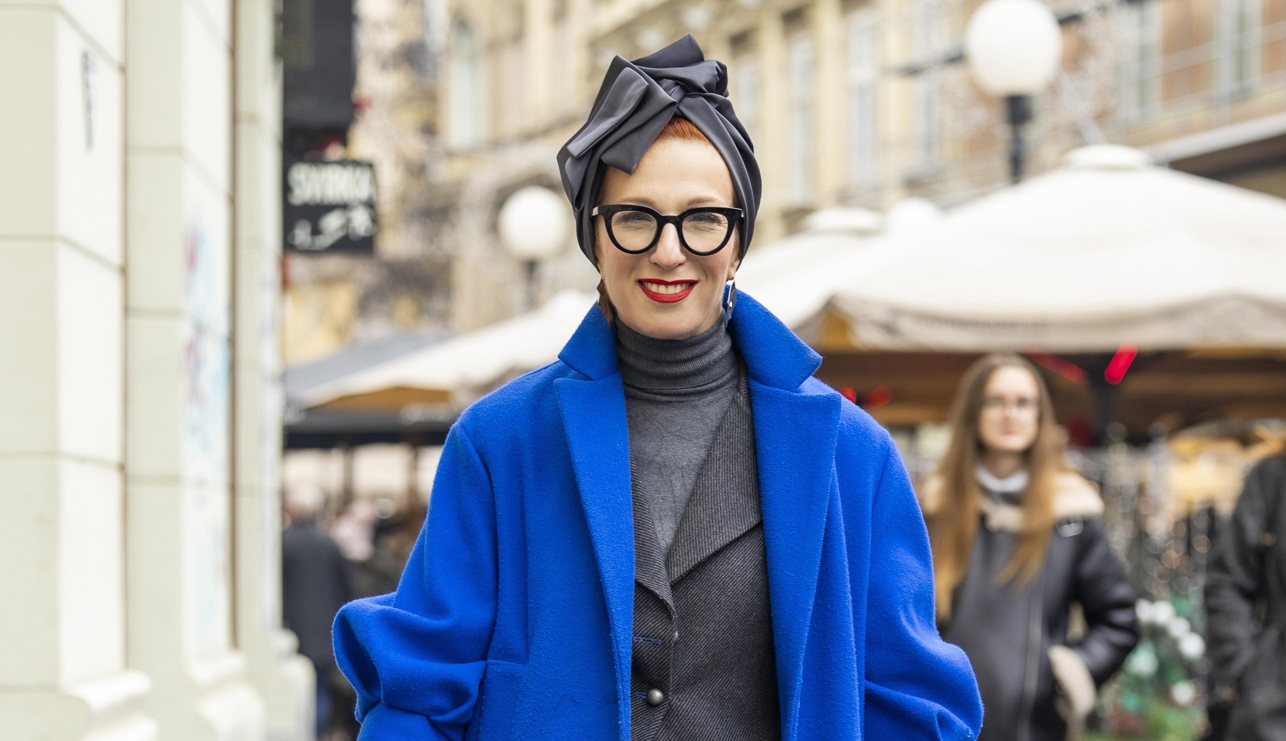 Elegancija na trendi način: Irena Šekez Sestrić u sjajnom plavom odijelu koje bi razvedrilo i najtmurniji zimski dan!