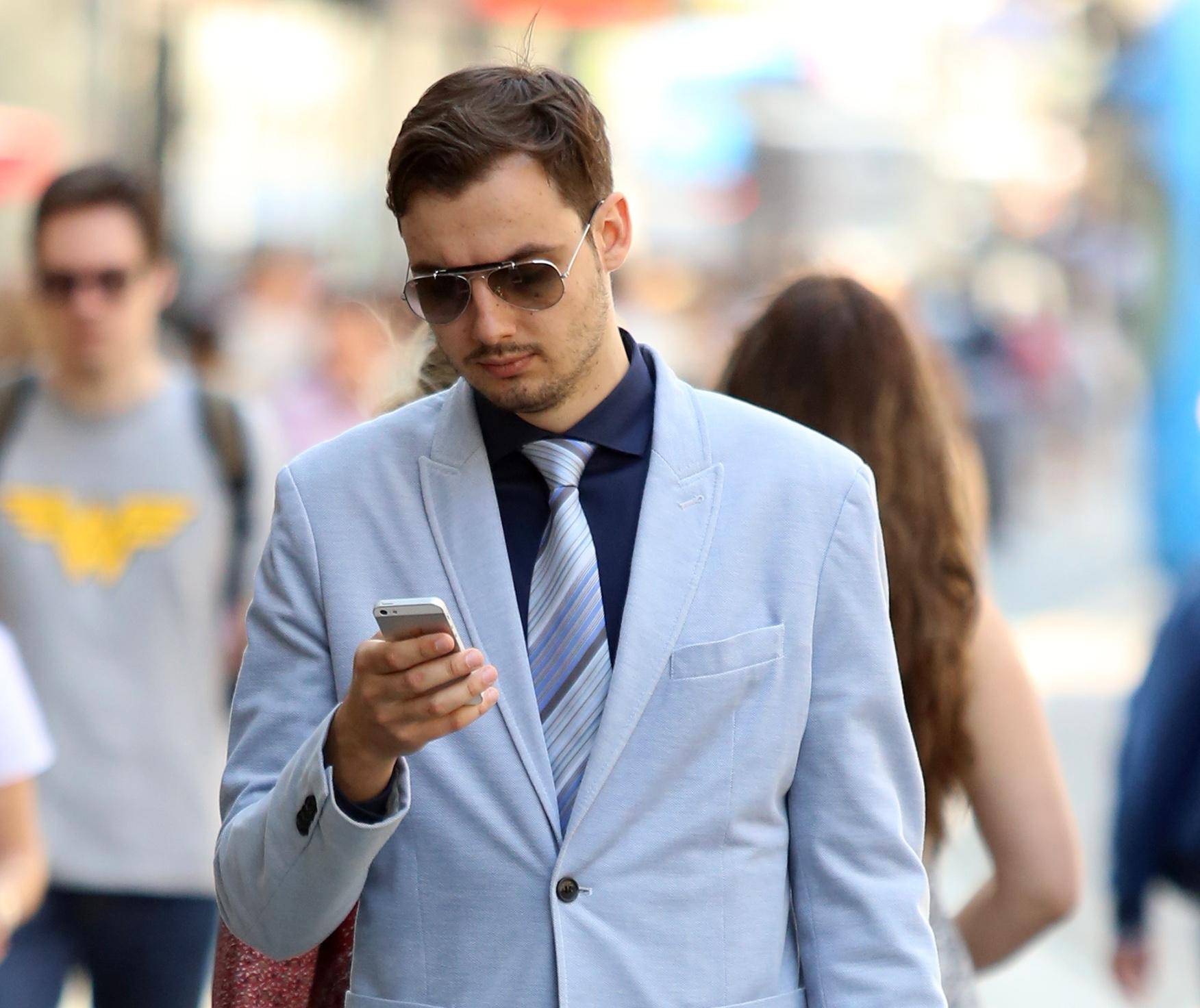 Djevojke, pozor! Pogledajte ovog stylish frajera u savršenoj kombinaciji