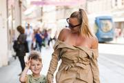 Kakva cool mama! U haljini golih ramena i ultravisokim potpeticama izgleda odlično