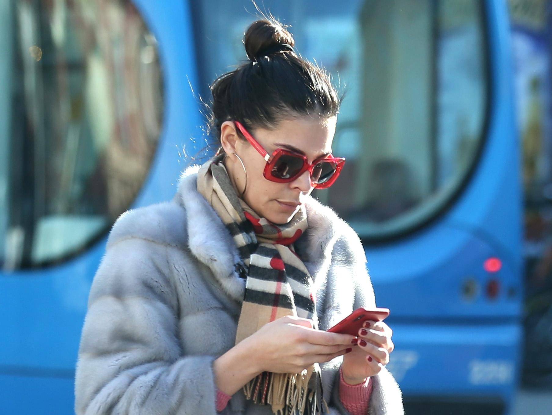 Odličan styling na zgodnoj crnki: U centru grada svi su gledali u njezine traperice