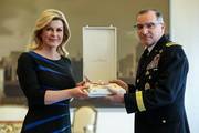 Kolinda Grabar Kitarović zablistala u lijepoj haljini i 'it' cipelama s ultravisokom potpeticom