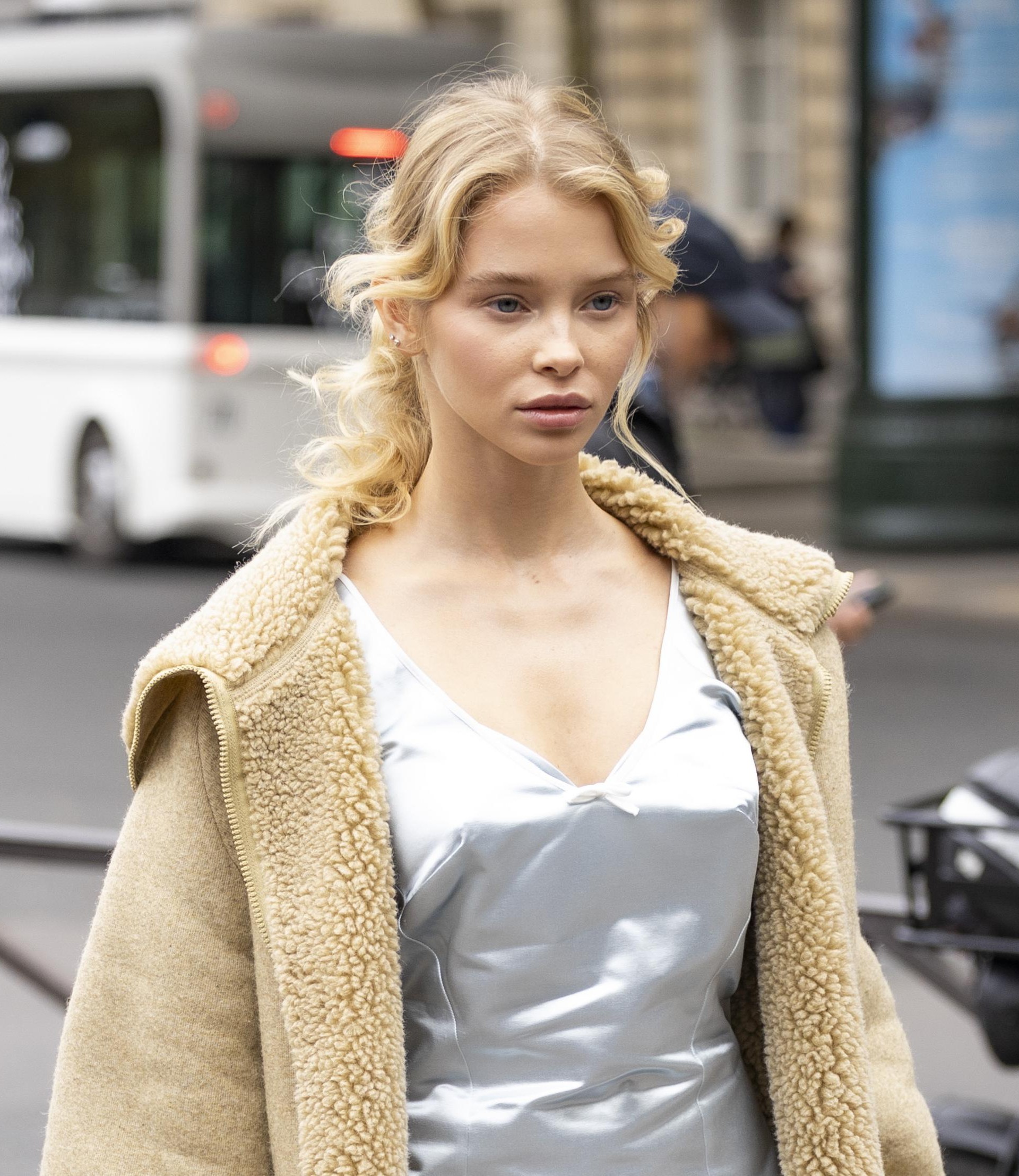 Zgodna Alla sjajno kombinira teddy jaknu i slip haljinu uz dodatke koje ne bi svatko znao isfurati