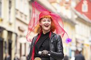 Prisjetili smo se genijalnog prizora sa zagrebačkih ulica: Osvojila je prolaznike maskirajući se u glazbenu i modnu divu!