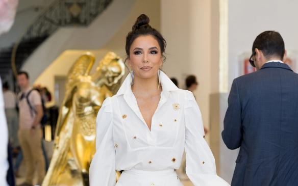 Na klasike je stavila vlastiti modni potpis: Eva Longoria u kombinaciji košulje i suknje prošetala Cannesom