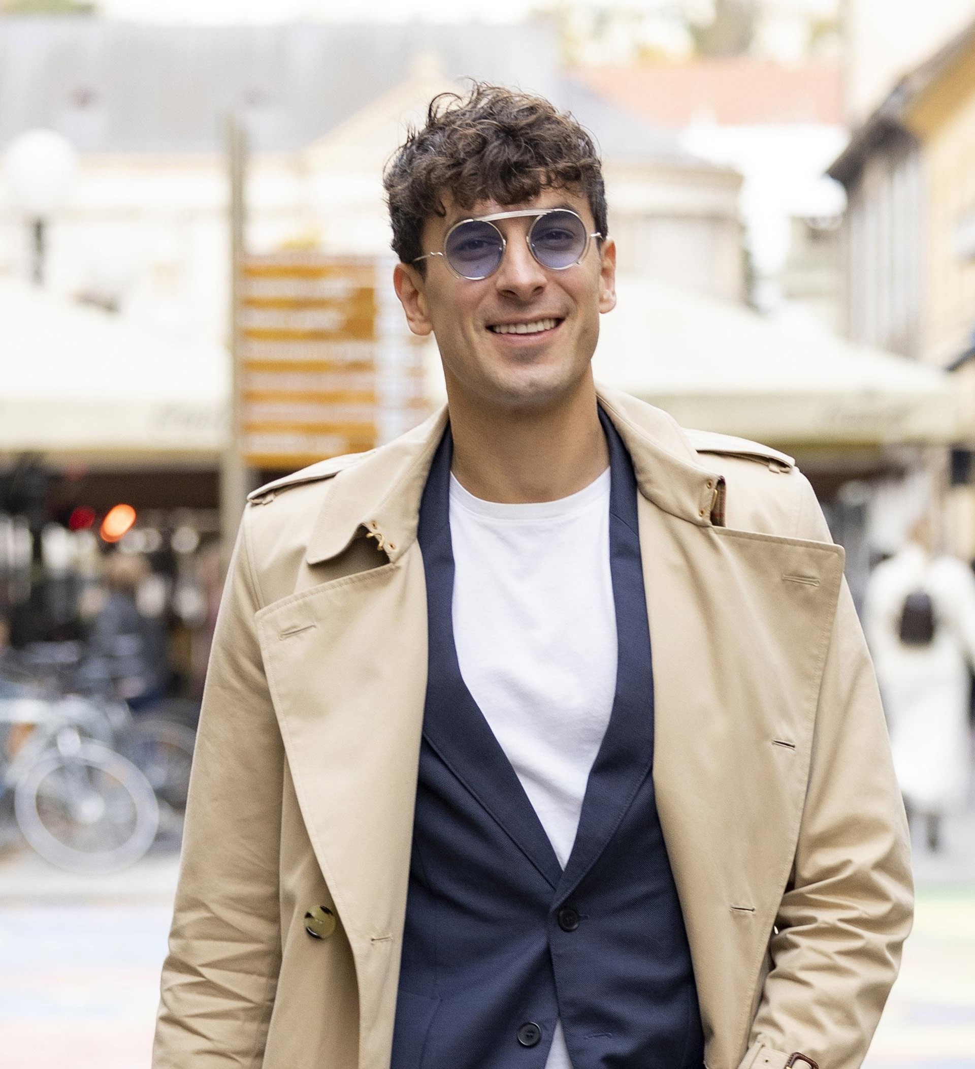 Zgodan odvjetnik u outfitu bez greške: Savršeno spaja baloner, vojničke čizme i traperice