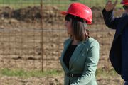 Štikle za obilazak gradilišta: Ministrica Tramišak odabrala visoke potpetice za prašnjavi teren
