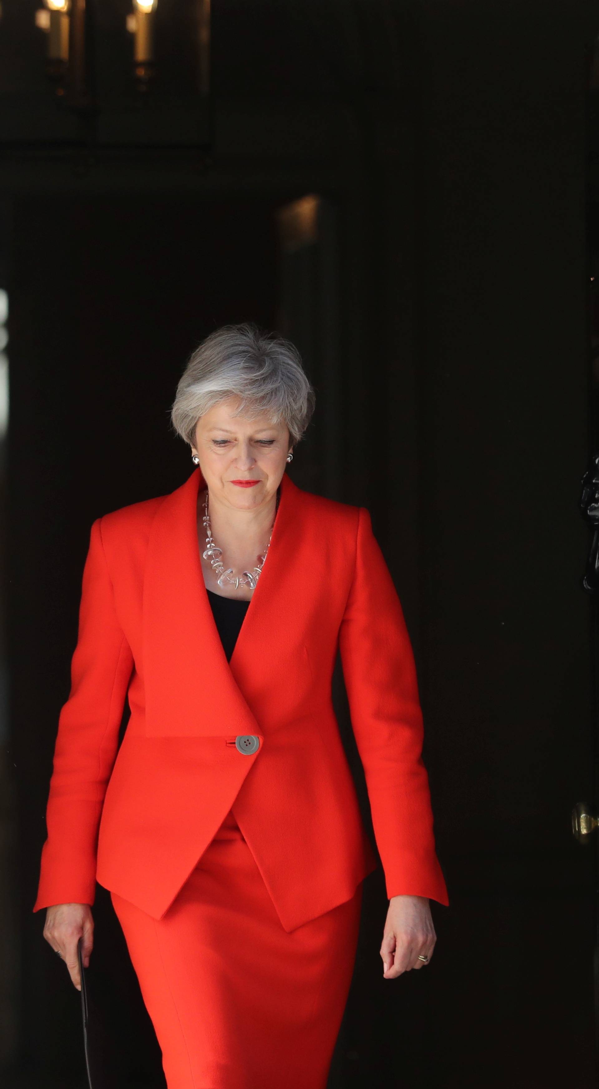 Theresa May: Crveni kostim za upečatljivu ostavku koja se ne zaboravlja