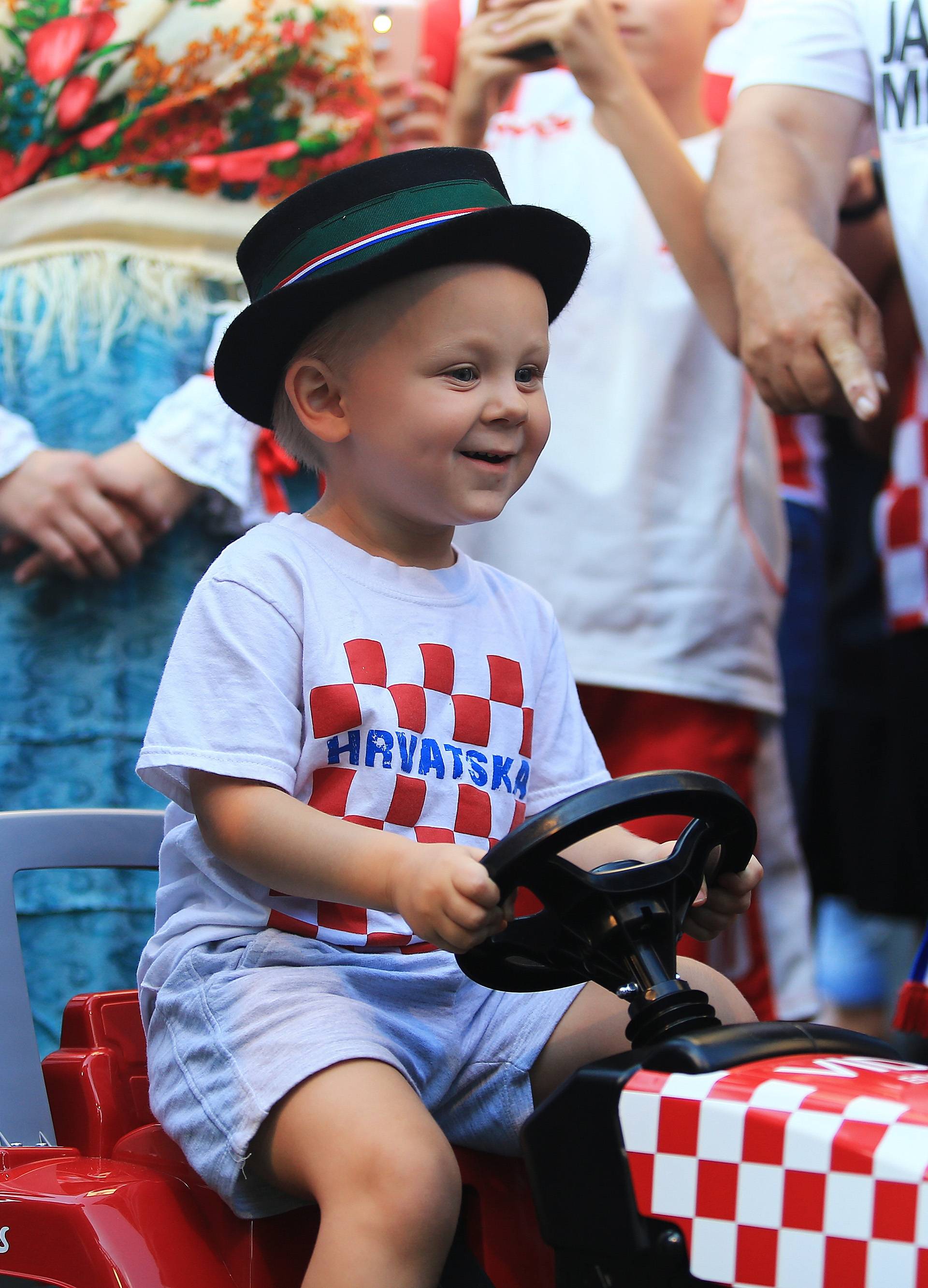 Ma nek' sam isti kao on... Mali David Vida u šokačkom izdanju najslađe je što ćete danas vidjeti