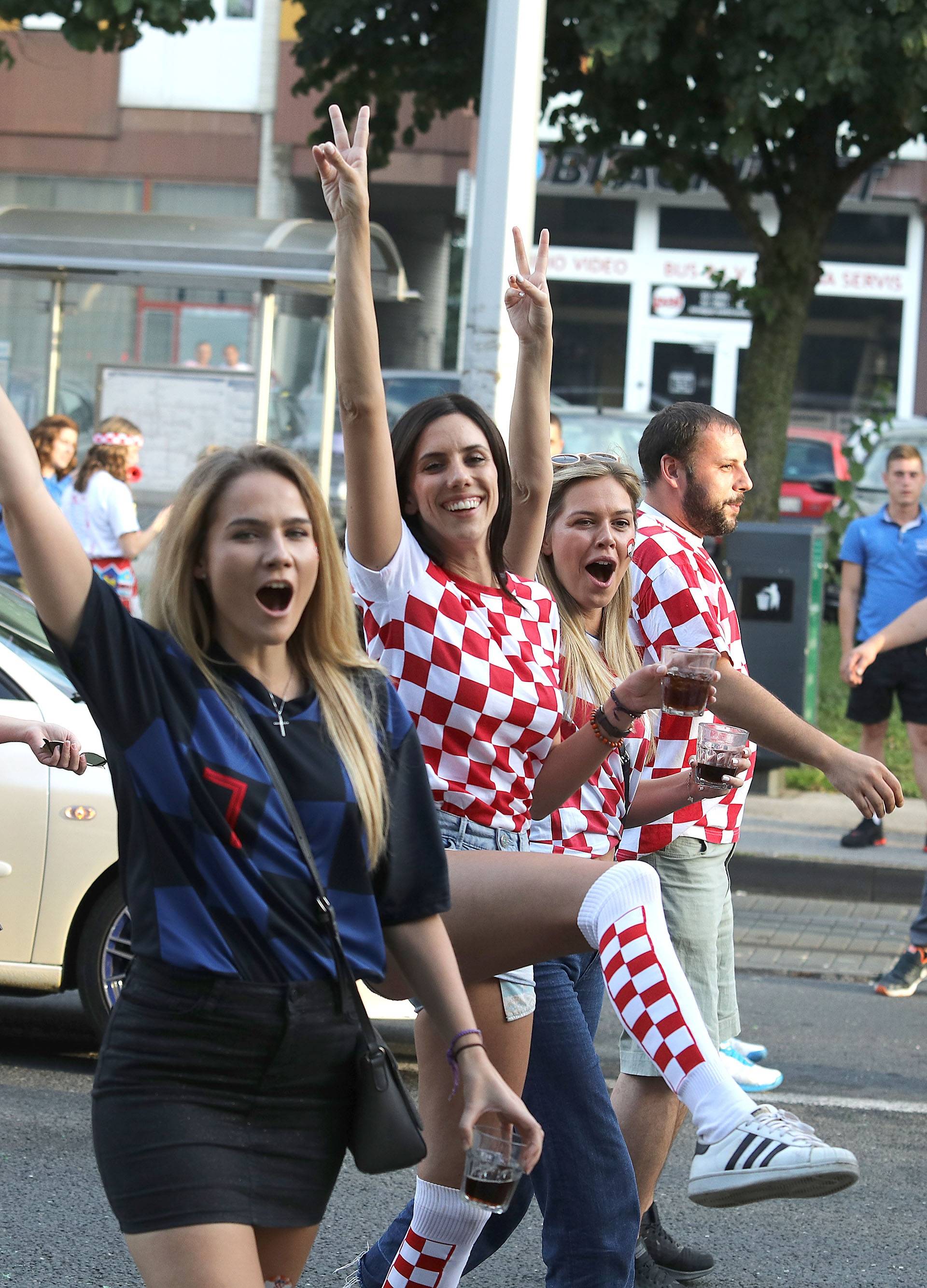 Nose se kockice: Predivne navijačice diljem Hrvatske bodrile naše Vatrene! 