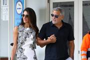 Amal i George Clooney oduševili u savršeno usklađenim outfitima: Ona u chic haljini i hit cipelama, on u prugastim hlačama