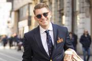 Visoke čizme i elegantno odijelo? Pogledajte kako taj spoj nosi student međunarodnih odnosa