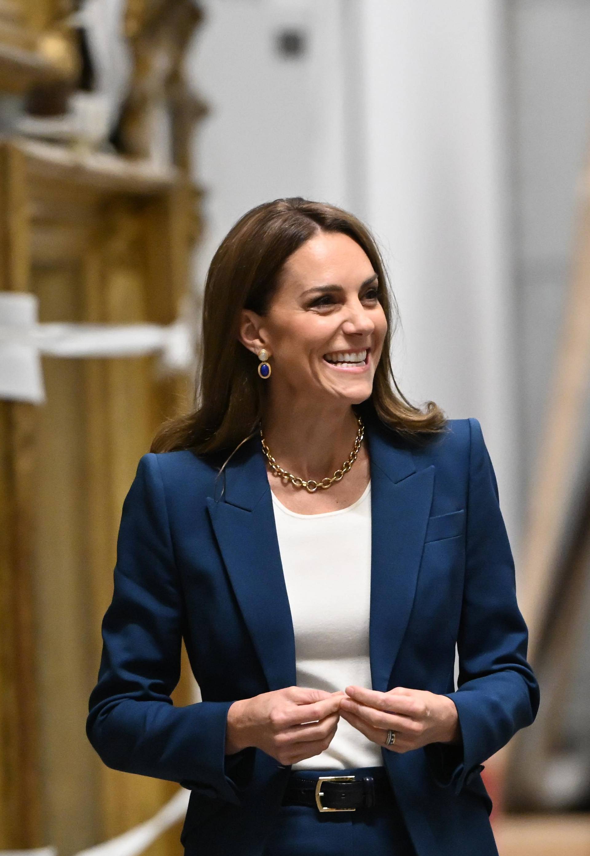 Kate Middleton tamnoplavo je odijelo kombinirala uz statement zlatnu ogrlicu koja je pravi odmak od klasike