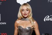 Metalik haljina, šal i prepoznatljive platforme: Sabrina Carpenter oživjela je disko groznicu u zadivljujućem stajlingu