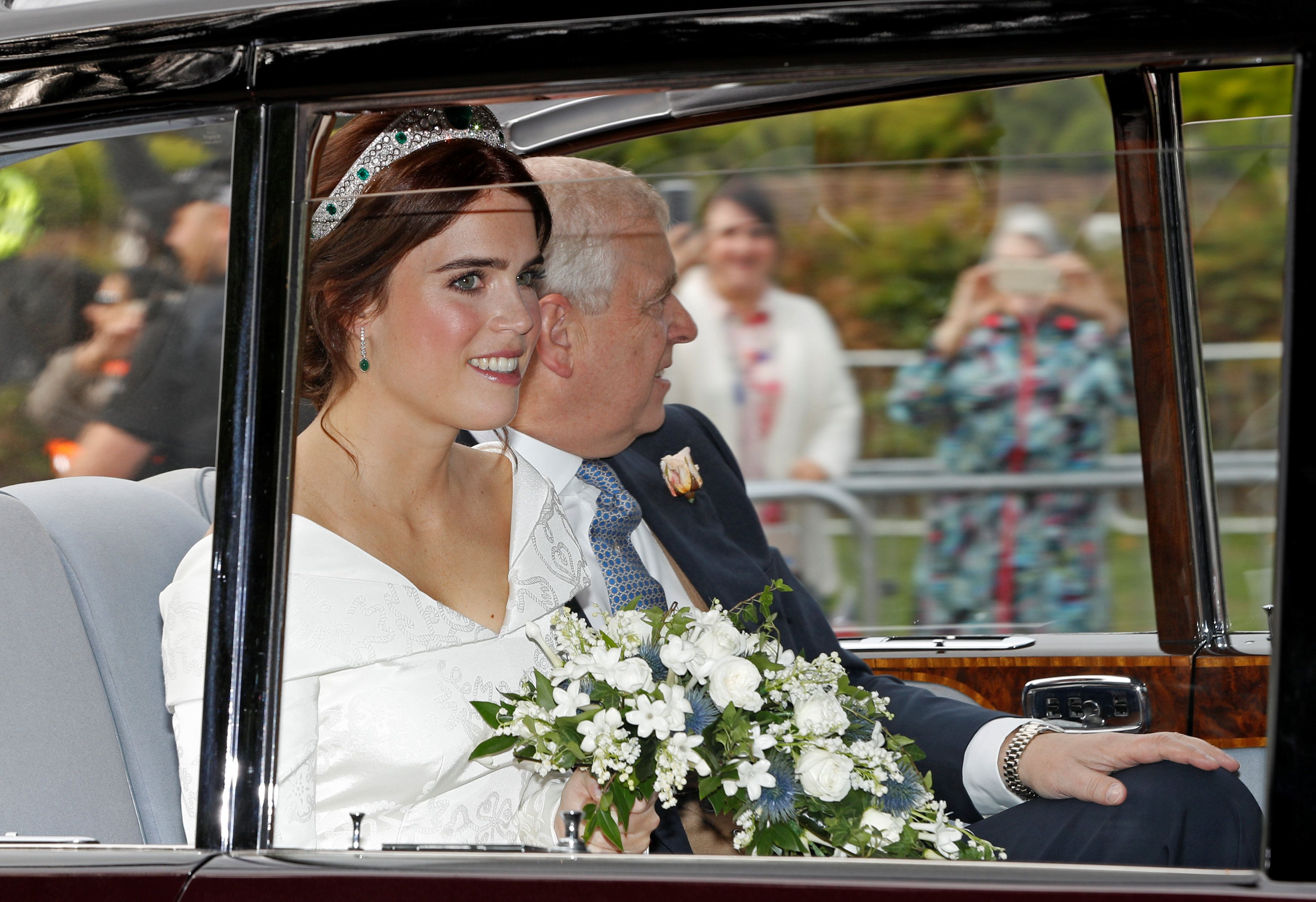 Princeza Eugenie stigla u jednostavnoj vjenčanici s teatralno dugim šlepom