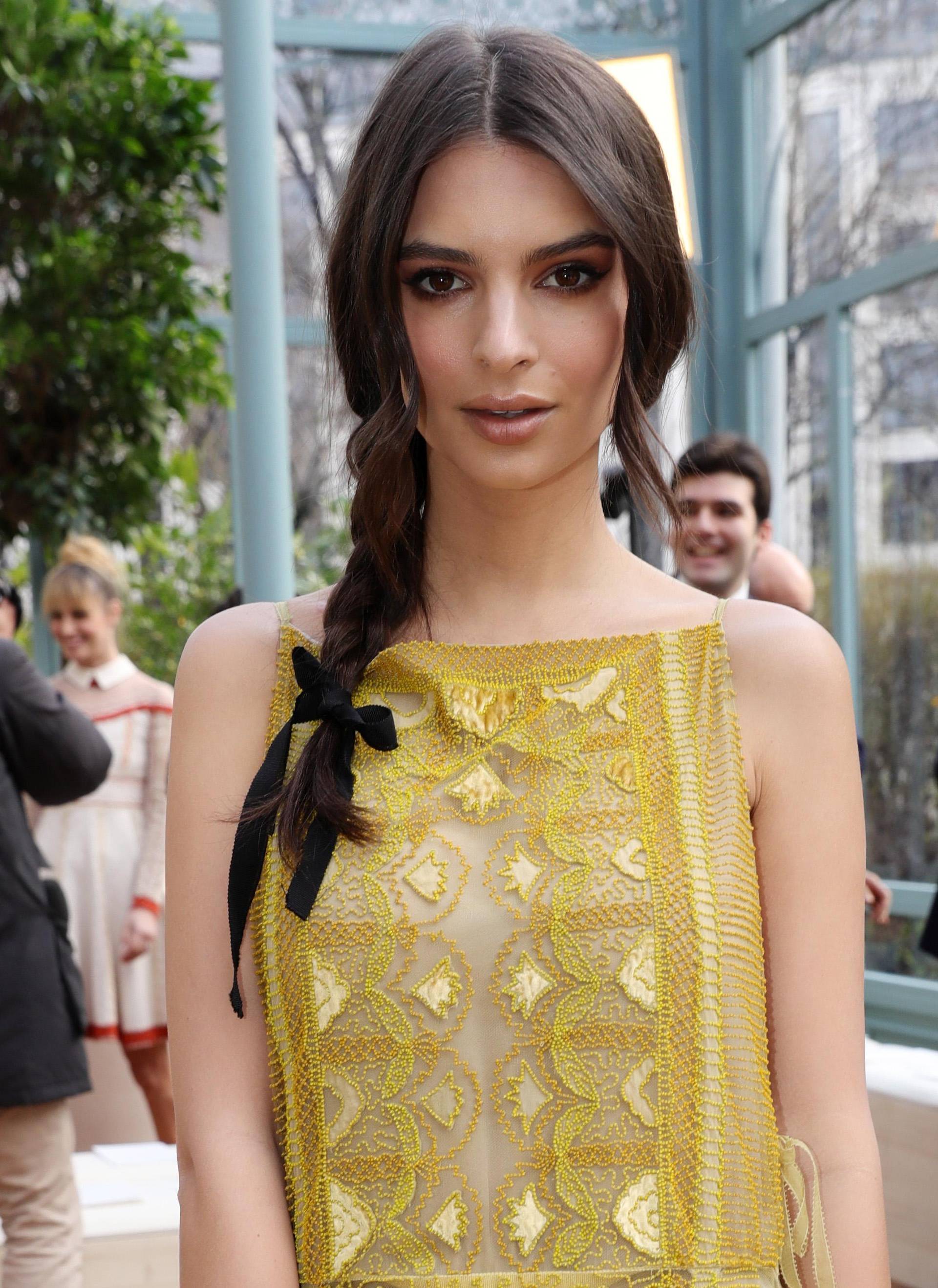 Za najpopularniji jesenski modni dodataka treba vam točno - 0 kuna, a nosi ga čak i Emily Ratajkowski! 