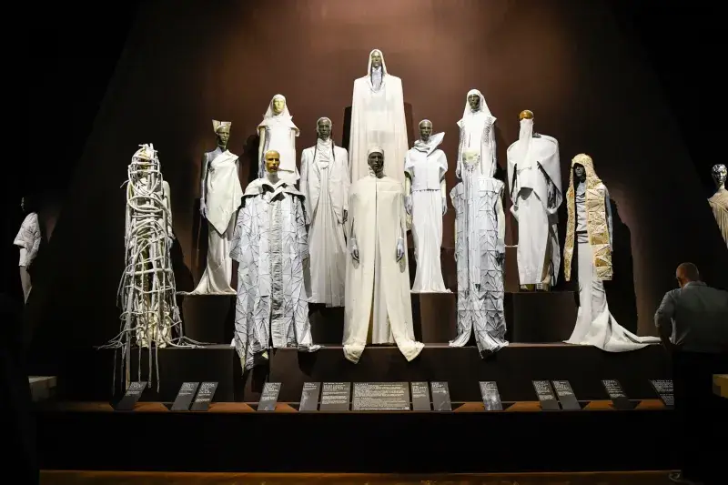 Rick Owens u Palais Galliera: Retrospektiva dizajnera koji odijevanje vidi kao duboki misaoni proces