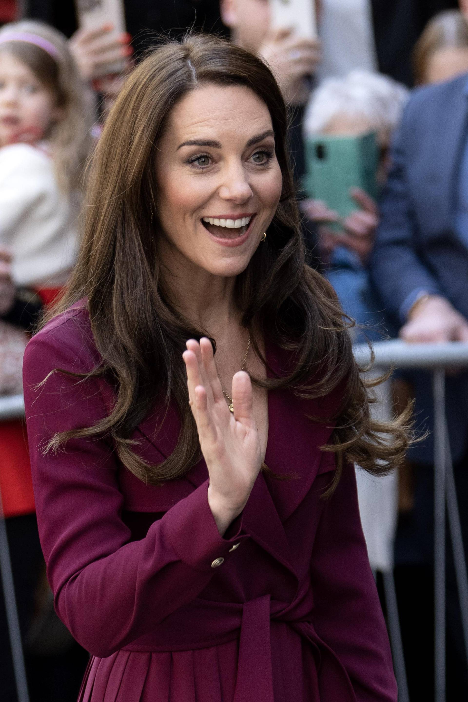 Jednostavnost joj fantastično stoji: Kate Middleton oduševila chic satenskom haljinom