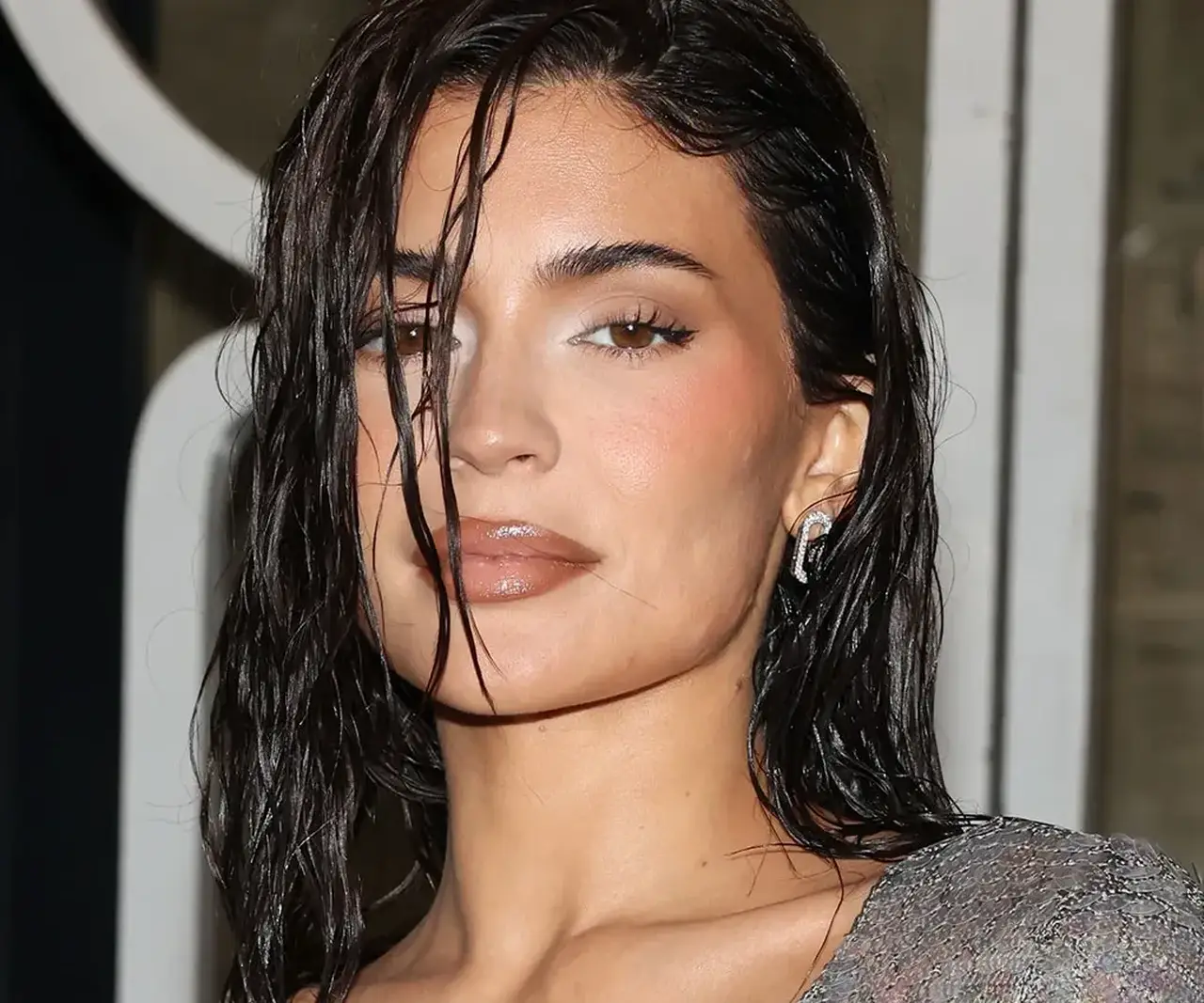 Wet look frizura hit je među trendsetericama na tjednima mode, a evo kako je stilizirati