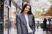Zgodna psihologinja sjajno nosi klasiku s pomakom, a zvijezda stajlinga je efektno odijelo!