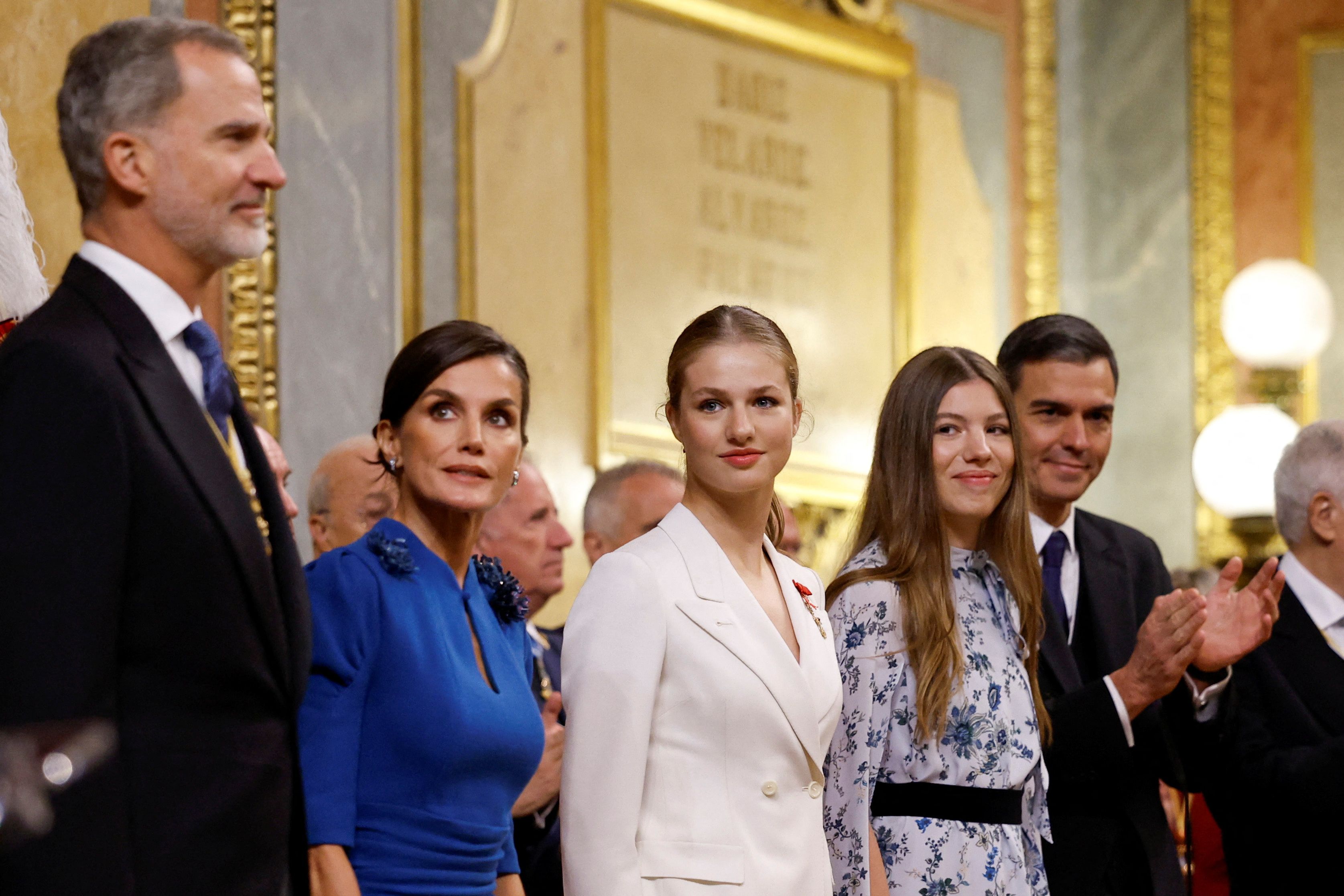 Princeza Leonor za 18. rođendan izabrala sjajno bijelo odijelo, a kraljica Letizia plavu haljinu s potpisom Caroline Herrere