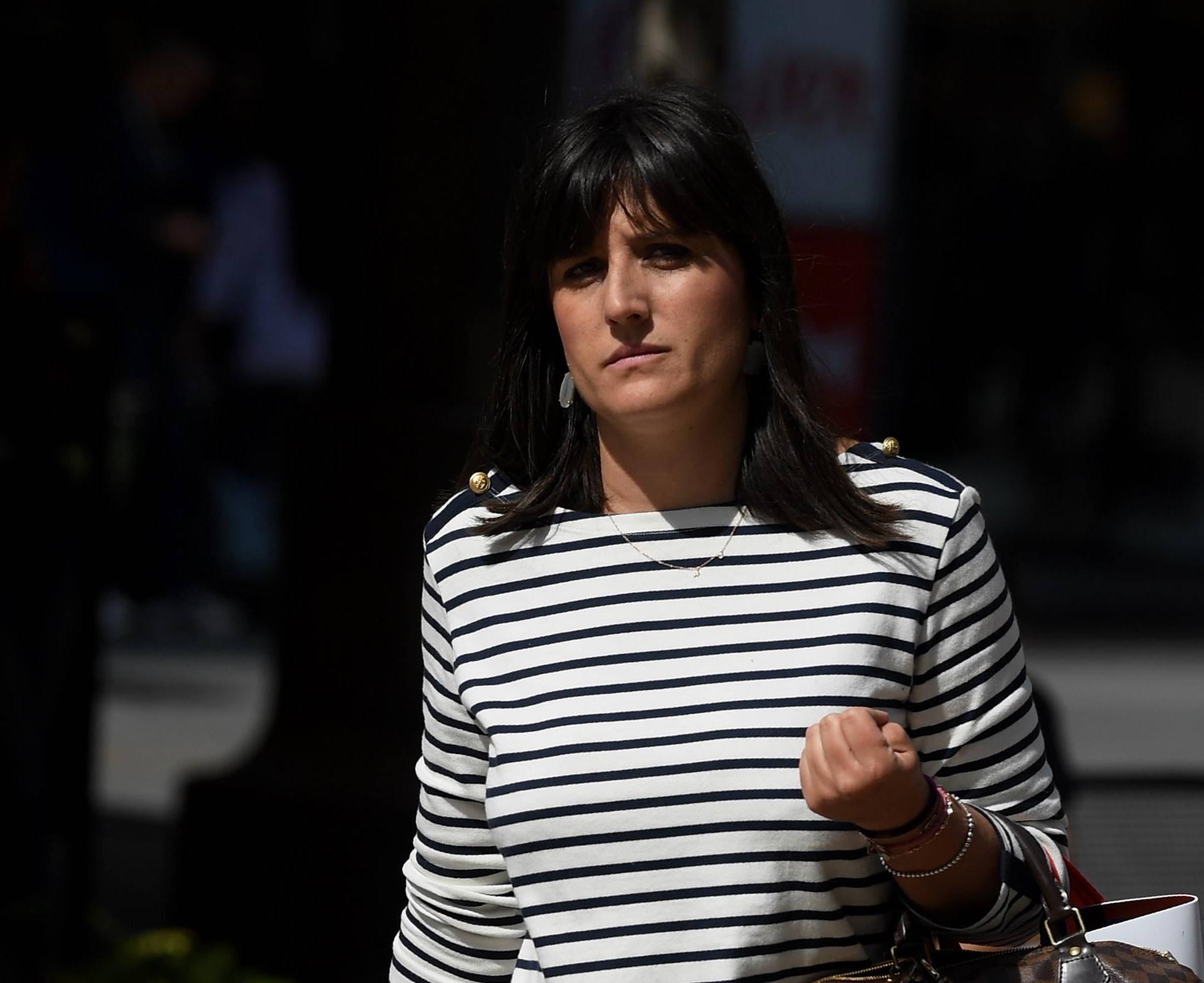Prugasta haljinica i dobre tenisice: Ova dama zna kako doći u centar pozornosti
