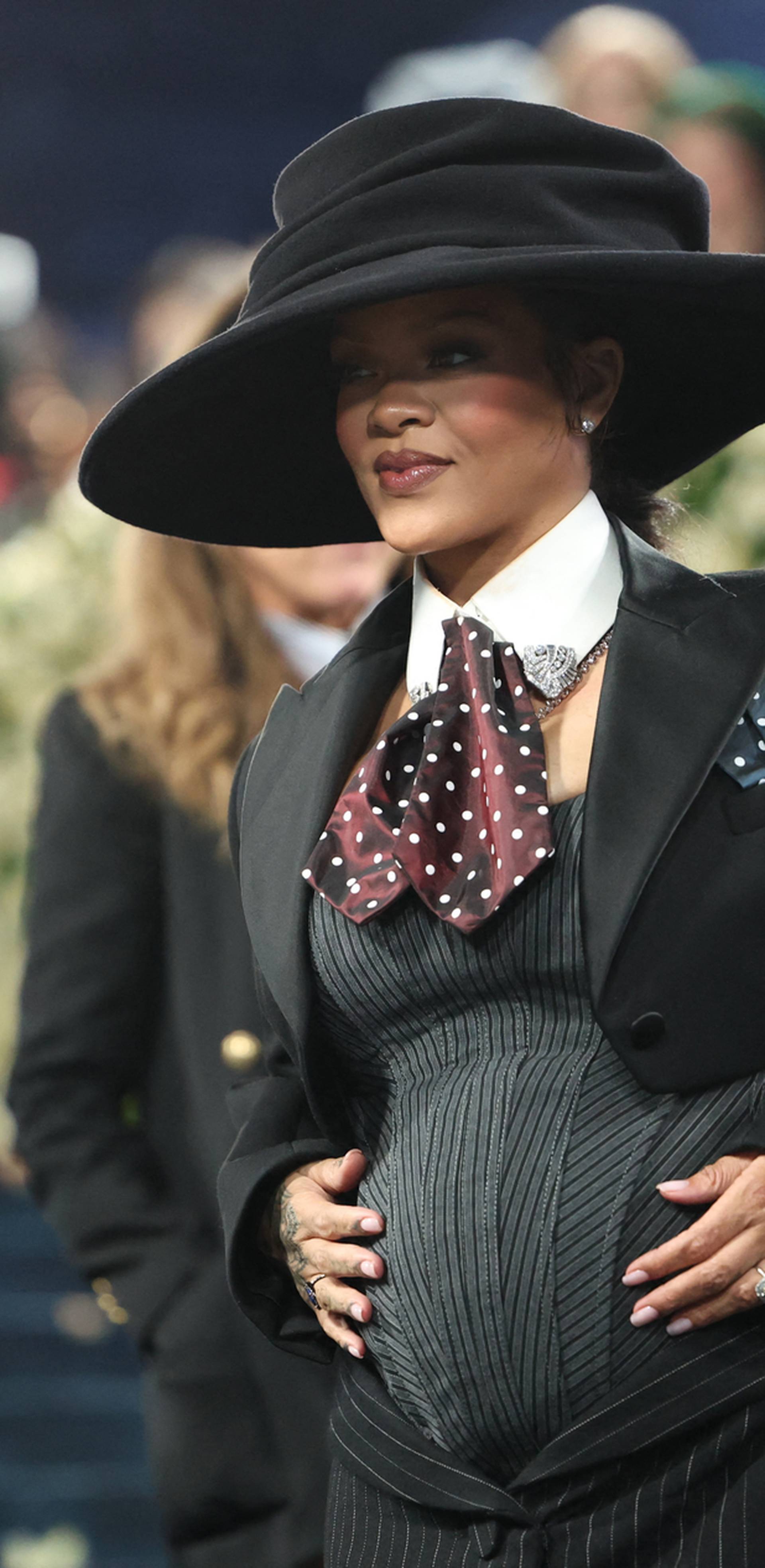 Rihanna na Met Gali otkrila da je trudna: Elegantan Marc Jacobs komplet isticao je njezin trudnički trbuščić