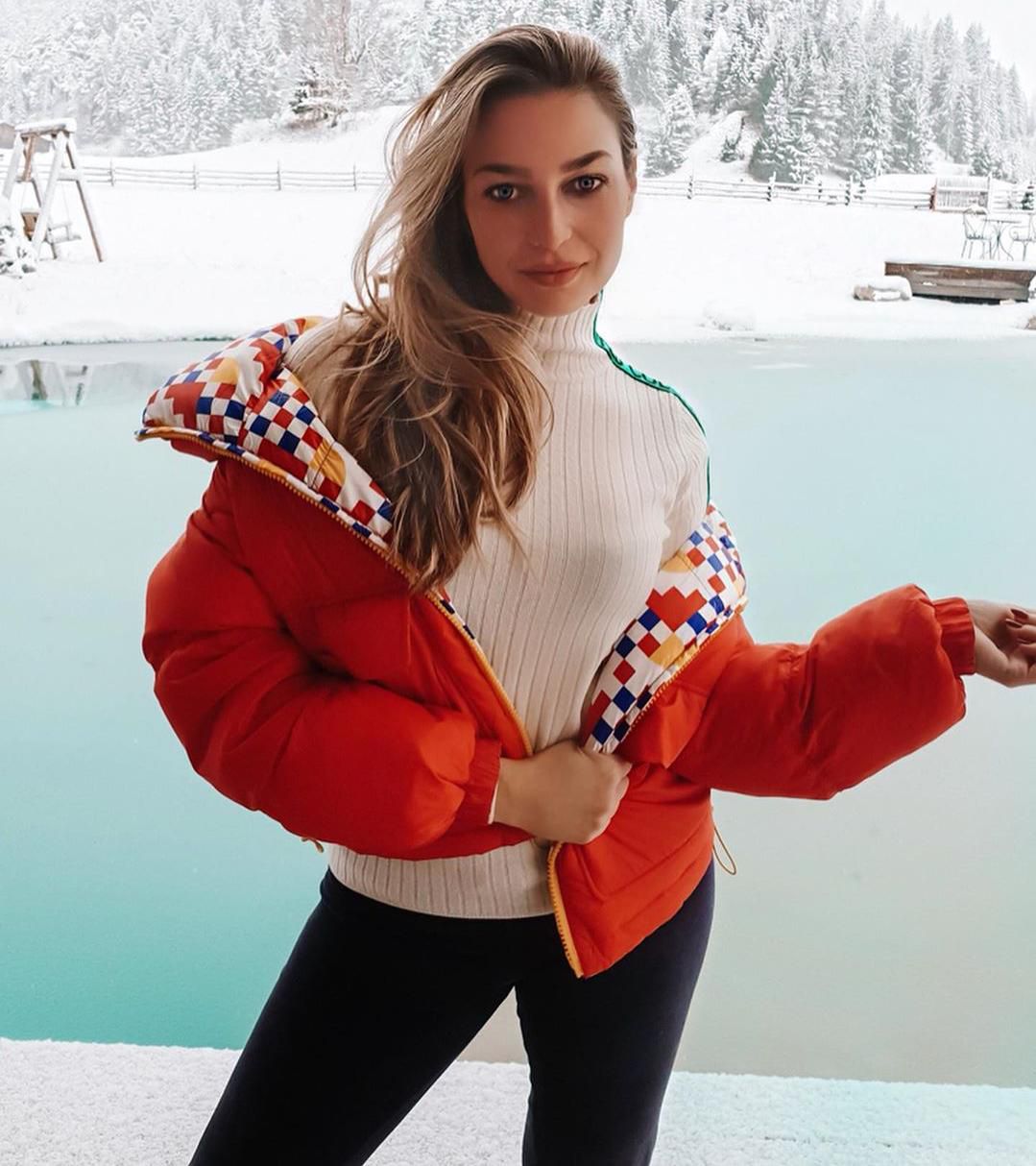 Jarkim bojama protiv tmurnog vremena: Sonja Kovač nosi najšareniju zimsku jaknu! 