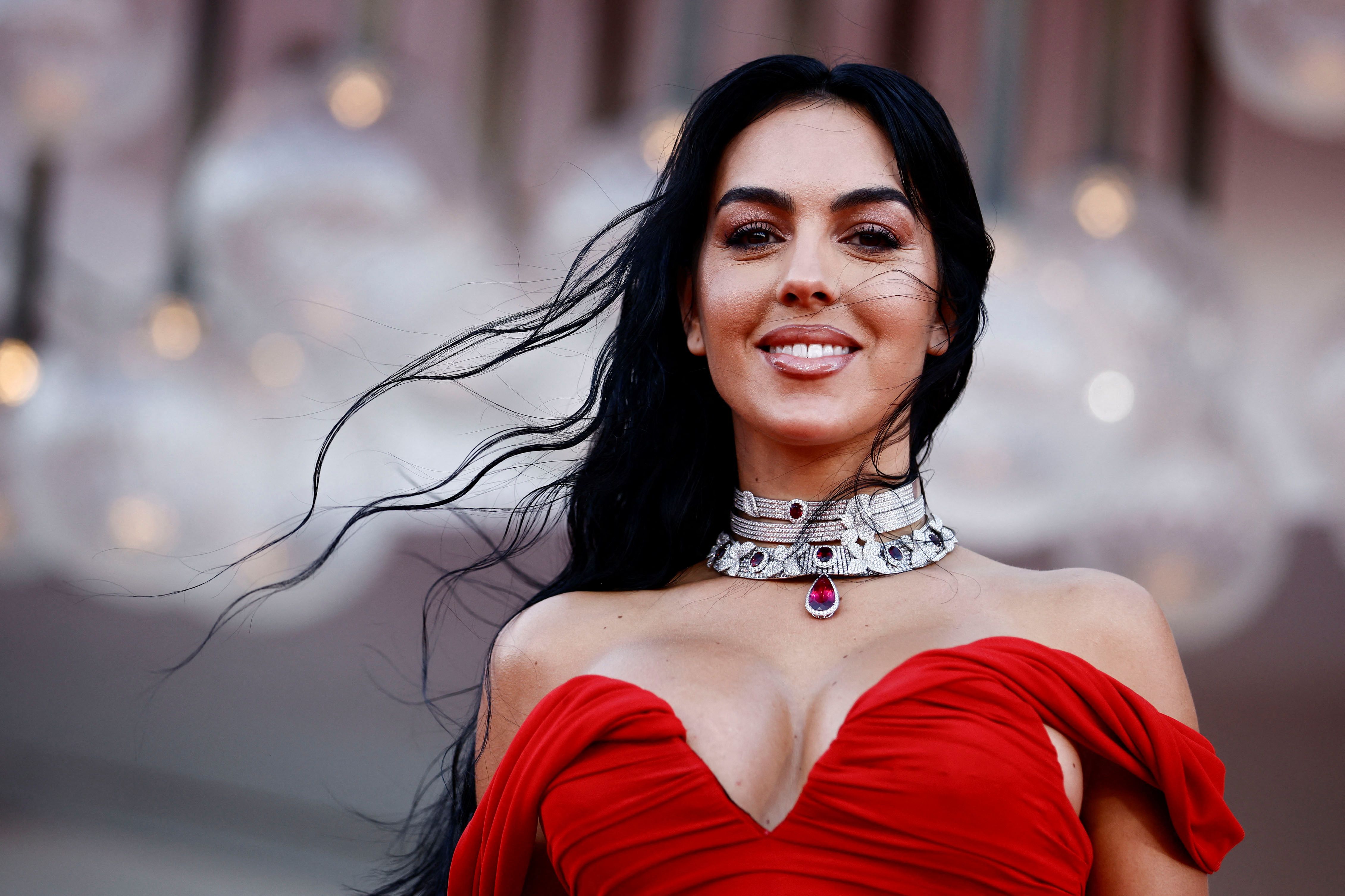 Georgina Rodriguez na Venecijanskom filmskom festivalu zabljesnula u elegantnoj crvenoj haljini i efektnim cipelama