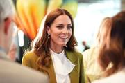 Kate Middleton zablistala je u maslinastom odijelu Victorije Beckham uz decentan nakit kraljice Elizabete