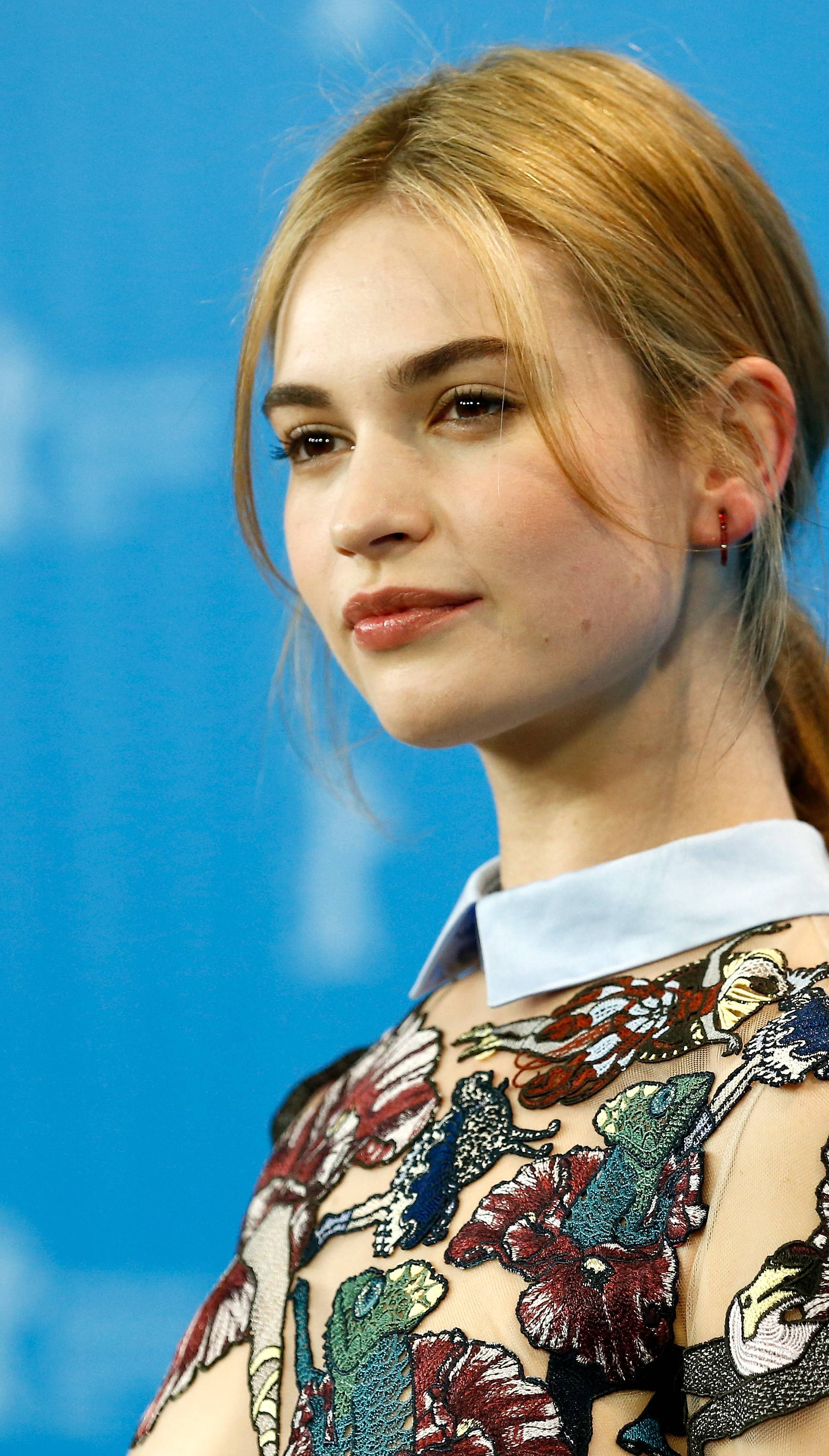 Lily James je novo lice Burberry parfema