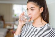 Koliko čaša vode dnevno popijete? Za svakog vrijedi drugačije, a evo kako znati pijete li dovoljno
