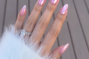 Pink jelly glaze manikura novi je hit za ljeto, a savršen je twist na popularne kromirane nokte