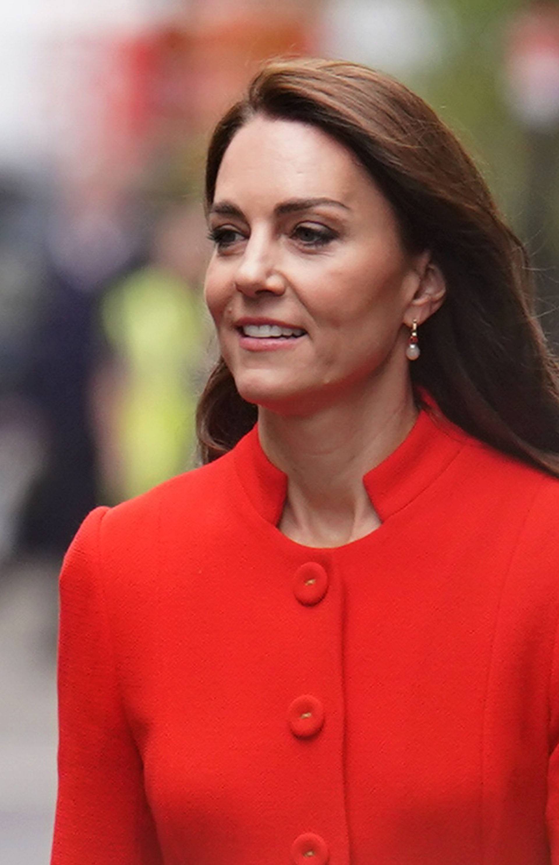 Kate Middleton zablistala u 'recikliranom' outfitu! Crveni kaput s prorezom kombinirala je uz haljinu-košulju britanske dizajnerice