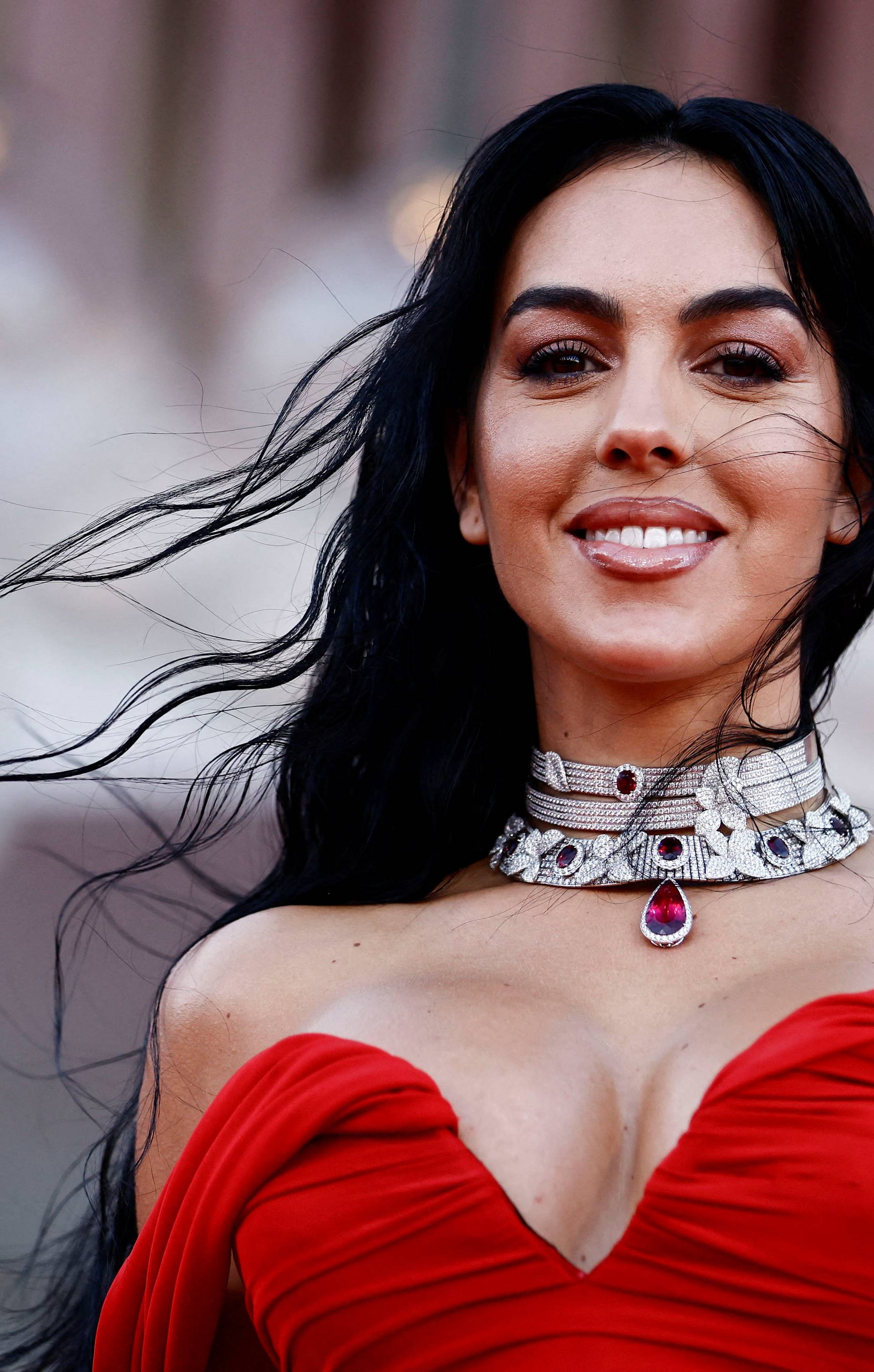 Georgina Rodriguez na Venecijanskom filmskom festivalu zabljesnula u elegantnoj crvenoj haljini i efektnim cipelama