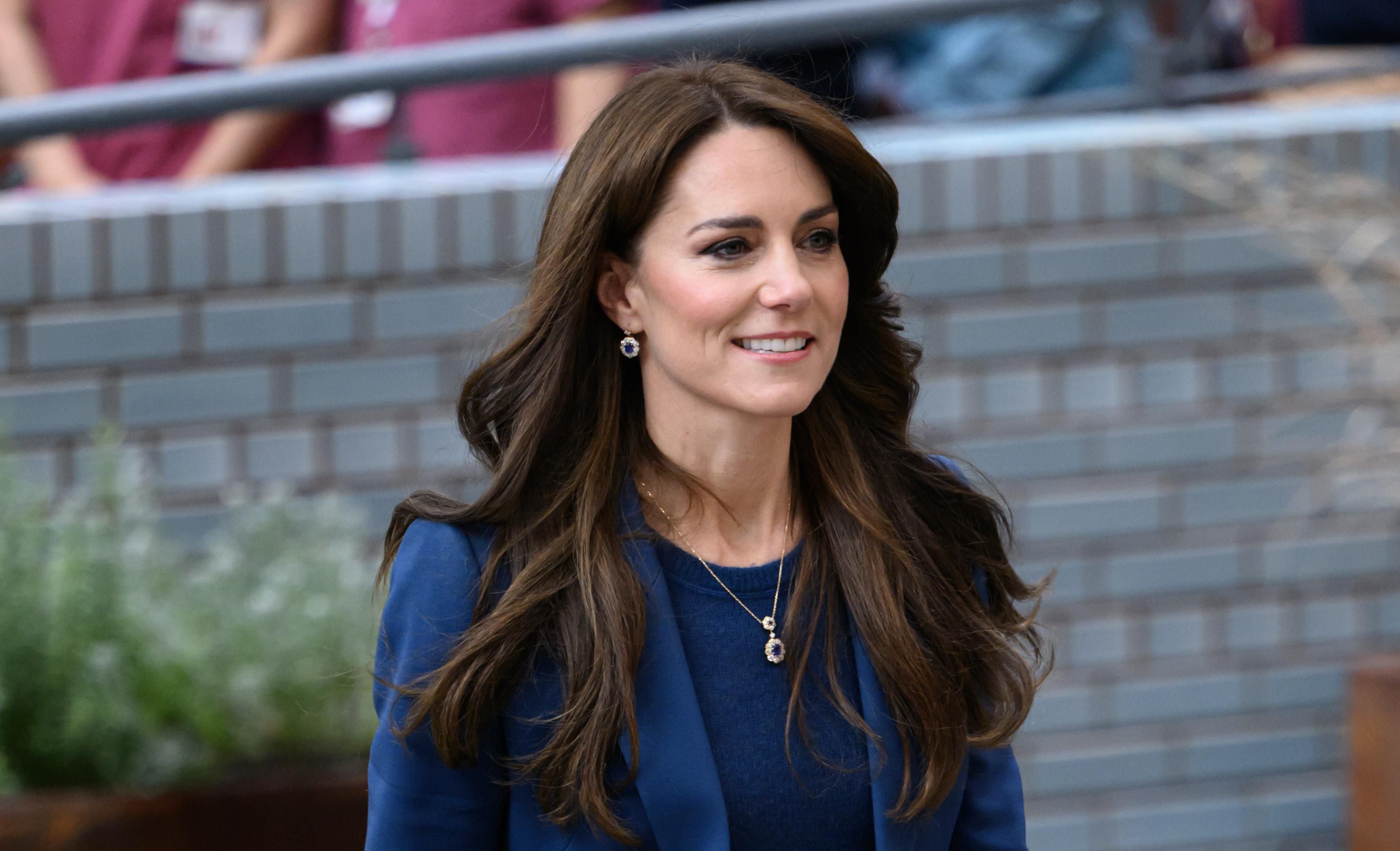 Plavo od glave do pete: Kate Middleton zablistala je u savršenom odijelu s potpisom Alexandera McQueena