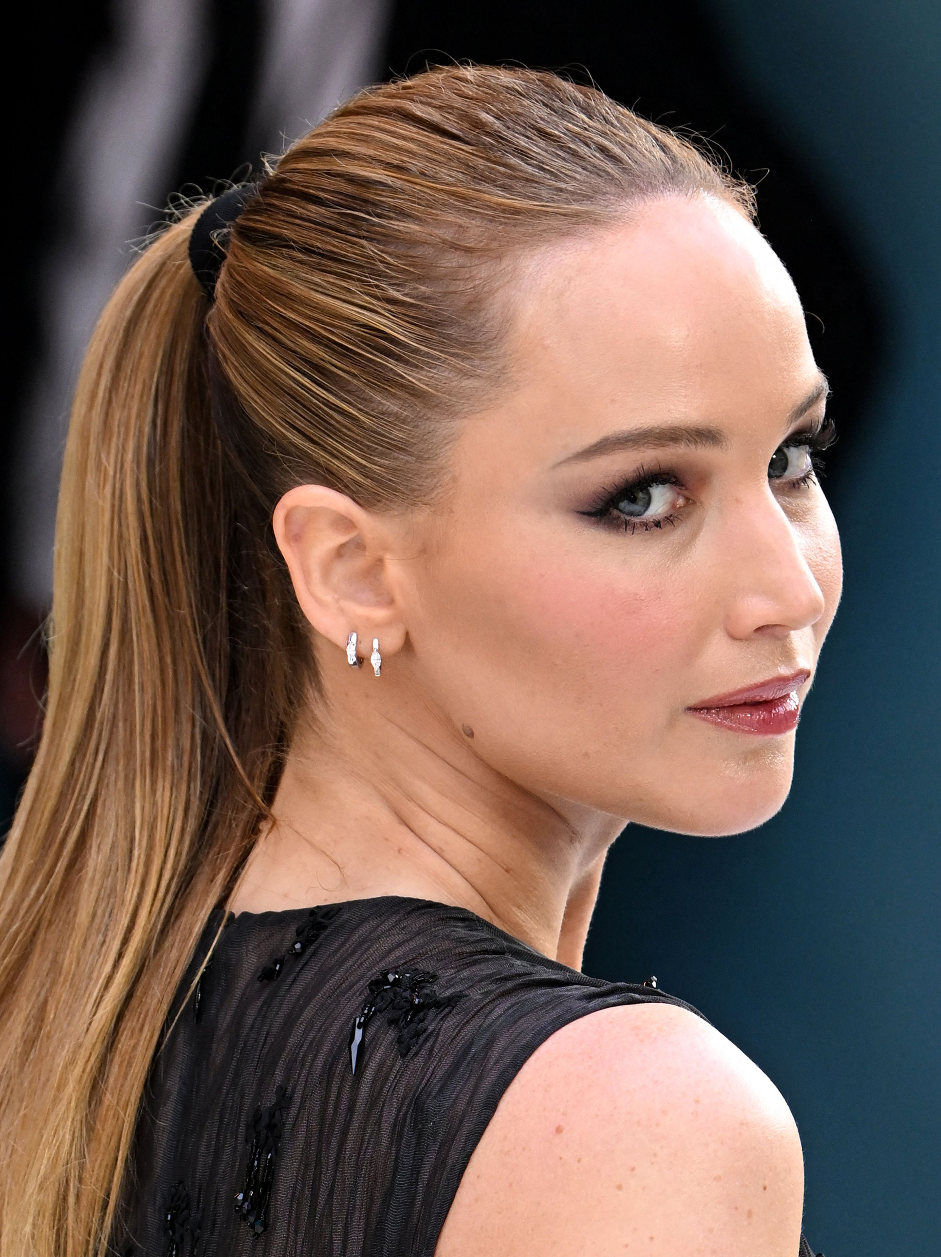Ni Jennifer Lawrence nije odoljela prozirnom trendu: U crnoj haljini privukla pažnju na premijeri filma