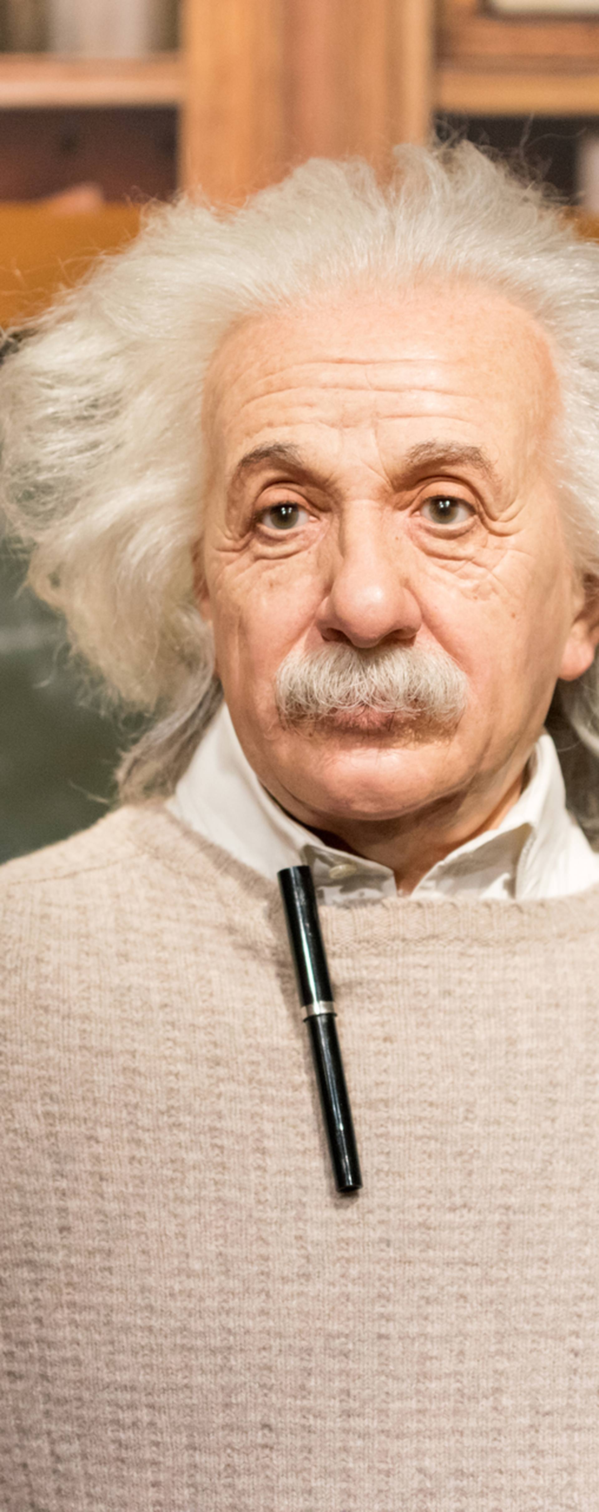 Zapravo je Einstein bio pravi trendseter! Pogledajte kakve je omražene papuče nosio prije svih influencera