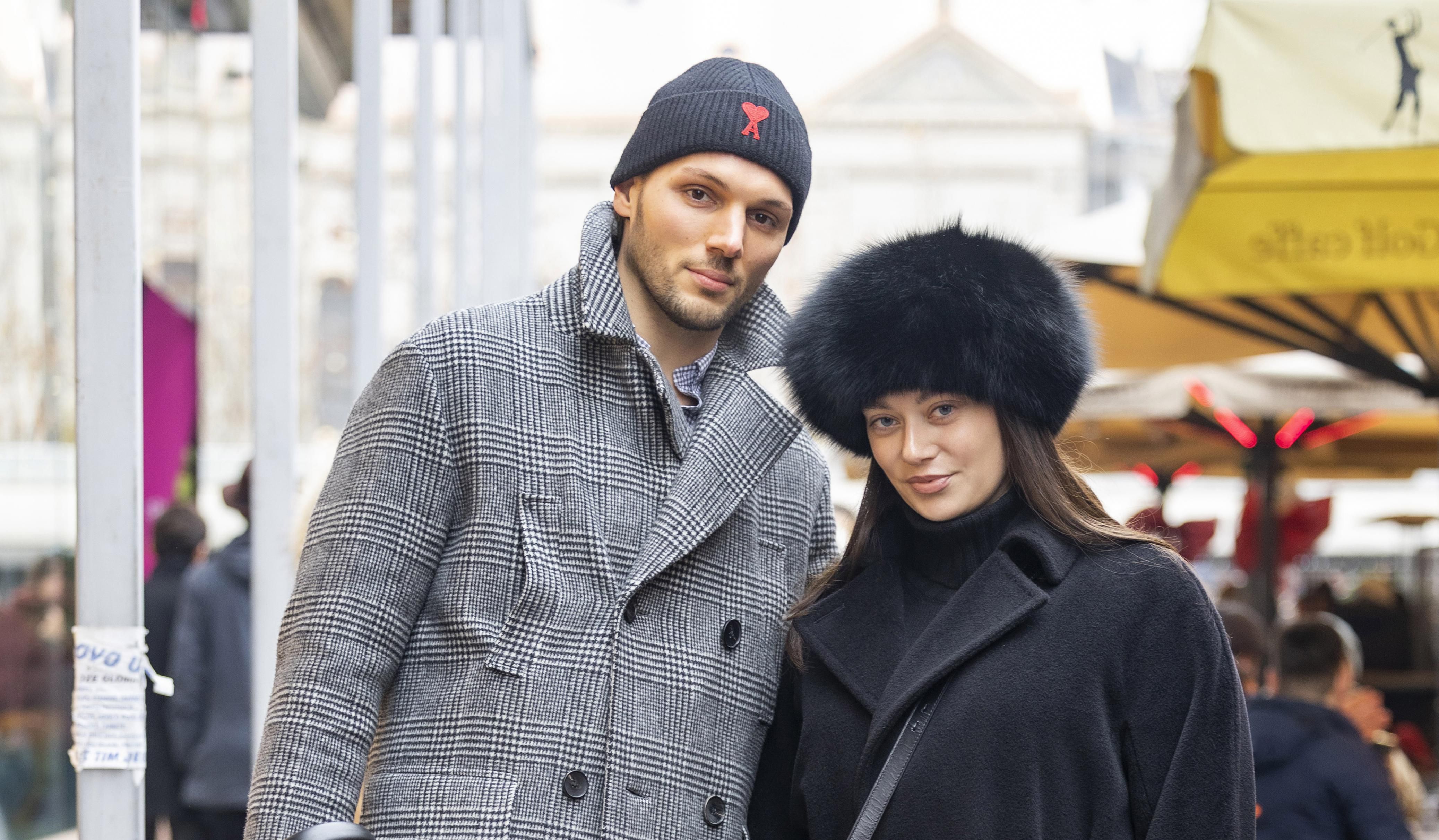 Super par u odličnim zimskim stajlinzima: Ona sa cool šubarom, a on u elegantnom kaputu!