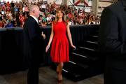 Melania prošetala u zavodljivoj crvenoj haljini i pokazala novu boju kose